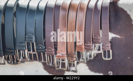 Leder Gürtel auf Markt, natürliches Material. Stockfoto