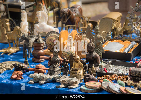 Ein open-air-antik Markt mit verschiedenen historischen Gebäuden und Hintergründe. Stockfoto