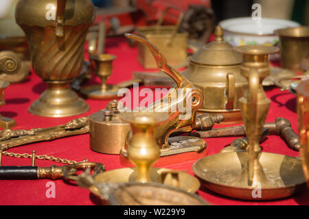 Ein open-air-antik Markt mit verschiedenen historischen Gebäuden und Hintergründe. Stockfoto