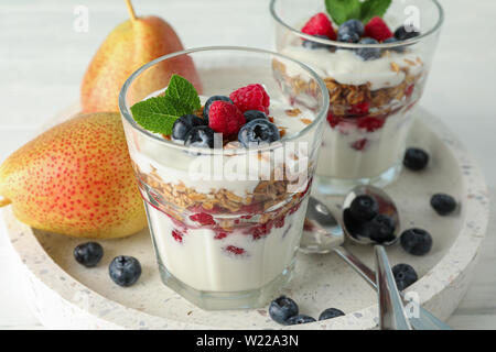 Parfaits und Birnen auf weissem Holztisch, Platz für Text Stockfoto