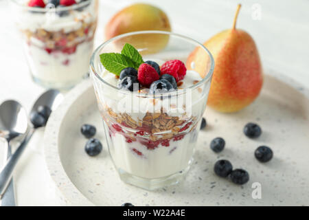Parfaits und Birnen auf weissem Holztisch, Platz für Text Stockfoto