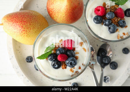 Parfaits und Birnen auf weissem Holztisch, Platz für Text Stockfoto