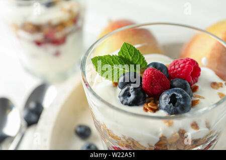 Parfaits und Birnen auf weissem Holztisch, Platz für Text Stockfoto