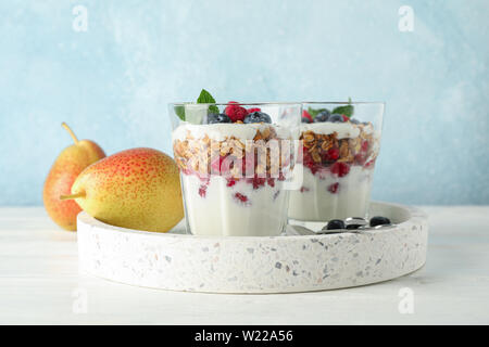 Parfaits und Birnen auf weissem Holztisch, Platz für Text Stockfoto