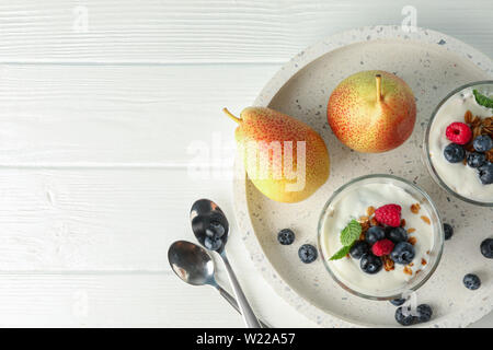 Parfaits und Birnen auf weissem Holztisch, Platz für Text Stockfoto