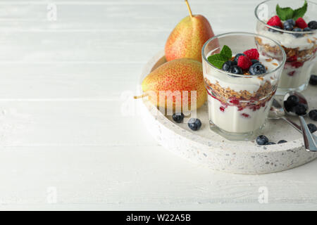 Parfaits und Birnen auf weissem Holztisch, Platz für Text Stockfoto