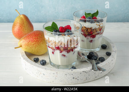 Parfaits und Birnen auf weissem Holztisch, Platz für Text Stockfoto