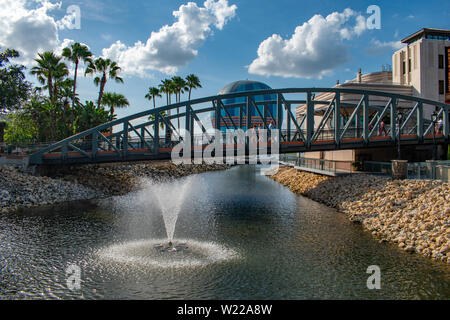 Orlando, Florida. Juni 15, 2019. Vintage Bridge und teilweise mit Blick auf die air Balloon in Disney Federn am Lake Buena Vista. Stockfoto