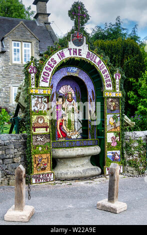 Gut dressing ist eine jährliche Pfingsten Tradition zurückgehende Hunderte Jahre und eng mit Tissington und die Derbyshire Peak District verbunden Stockfoto