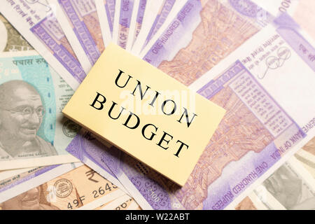 Haushalt der Union gedruckt auf Neue indische Währung fest. Stockfoto