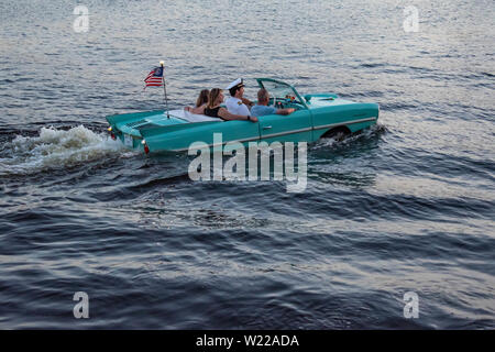 Orlando, Florida. Juni 15, 2019. Die Menschen genießen die Fahrt in Vintage rot amphicar in Disney Federn Stockfoto