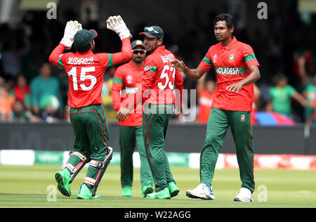 Pakistans in Bangladesch Mushfiqur Rahim (rechts) feiert mit mehedi Hasan Miraz und Mushfiqur Rahim (links) nach der Einnahme der Wicket der Pakistanischen Haris Sohail während der ICC Cricket World Cup group Phase Match auf Lord's, London. Stockfoto