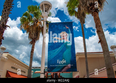 Orlando, Florida. Juni 6, 2019. Blick von oben auf die gefrorenen von Epcot Zeichen an Premium Outlet in International Drive. Stockfoto