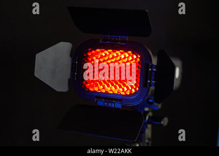 Spotlight mit rotem Licht und Honigseim. Foto und Video Equipment für das Studio. Stockfoto