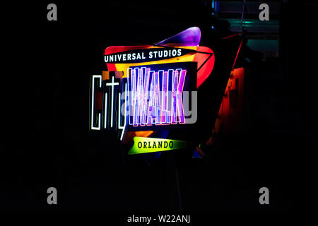 Orlando, Florida. Juni 13, 2019. Blick von oben auf die Universal Studios CityWalk Zeichen auf dunkle Nacht Hintergrund in den Universal Studios. Stockfoto