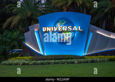 Orlando, Florida. Juni 13, 2019. Leuchten Universal Orlando Logo auf dem Universal Boulevard. Stockfoto