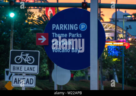 Orlando, Florida. Juni 13, 2019. Freizeitparks, Citywalk und Volcano Bay Zeichen in den Universal Studios Area Stockfoto