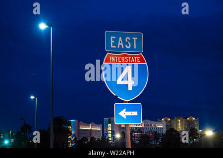 Orlando, Florida. Juni 13, 2019. East Interstate 4 Zeichen auf blaue Nacht Hintergrund in den Universal Studios. Stockfoto