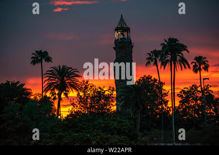 Orlando, Florida. Juni 13, 2019. Insel der Abenteuer Leuchtturm auf schönen Sonnenuntergang Hintergrund in den Universal Studios Area 2 Stockfoto