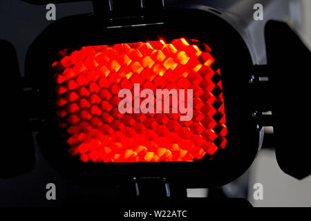 Spotlight mit rotem Licht und Honigseim. Foto und Video Equipment für das Studio. Stockfoto
