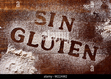 Hohen winkel Blick auf einen hölzernen Tisch mit einem Glutenfreies Mehl, wo Sie den Text sin gluten, Glutenfrei in Spanisch geschrieben lesen können Stockfoto