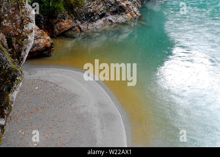 Ein kleiner Sandstrand am Ufer des wunderschönen Hokitika Gorge auf der Südinsel von Neuseeland. Stockfoto