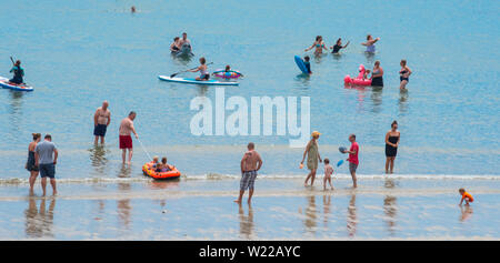 Lyme Regis, Dorset, Großbritannien. 4. Juli 2019. UK Wetter: Sonnenanbeter in Scharen zu den Strand im Badeort von Lyme Regis bis glühend heiße Sonne und blauen Himmel vor dem Wochenende zu genießen. Credit: Celia McMahon/Alamy Leben Nachrichten. Stockfoto