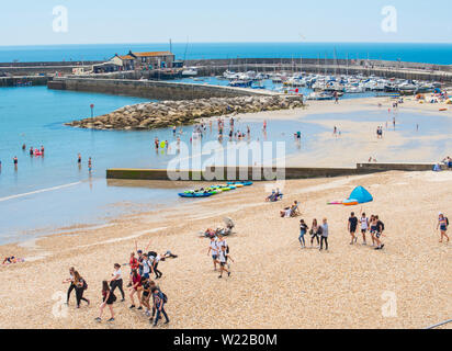 Lyme Regis, Dorset, Großbritannien. 4. Juli 2019. UK Wetter: Sonnenanbeter in Scharen zu den Strand im Badeort von Lyme Regis bis glühend heiße Sonne und blauen Himmel vor dem Wochenende zu genießen. Credit: Celia McMahon/Alamy Leben Nachrichten. Stockfoto