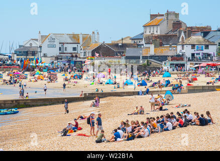 Lyme Regis, Dorset, Großbritannien. 4. Juli 2019. UK Wetter: Sonnenanbeter in Scharen zu den Strand im Badeort von Lyme Regis bis glühend heiße Sonne und blauen Himmel vor dem Wochenende zu genießen. Credit: Celia McMahon/Alamy Leben Nachrichten. Stockfoto