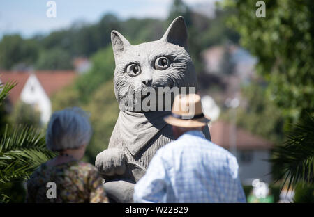 Ludwigsburg, Deutschland. 05. Juli, 2019. Besucher der'S und Kunst" Ausstellung in der Gartenschau "Blühendes Barock" Blick an einem Sand Skulptur, die angeblich die Katze in Stiefeln aus dem Märchen von den gleichen Namen zu vertreten. Sandkunst 2019' zeigt sand Figuren von verschiedenen Künstlern von 06. Juli bis 29. August. Credit: Marijan Murat/dpa/Alamy leben Nachrichten Stockfoto