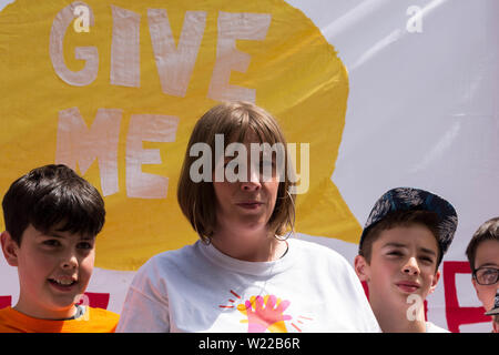 Parliament Square, London, UK. 5. Juli, 2019. Jess Phillips MP, Eltern und Kinder Protest über die Schulen gezwungen, früh zu schließen. Die schule Ms Phillips von Kindern teilnehmen wird am Mittag am Freitag schließen ab September werden wegen der Kürzungen. Penelope Barritt/Alamy leben Nachrichten Stockfoto