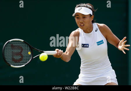 London, Großbritannien. 5. Juli, 2019. Shuai Zhang China konkurriert während der Frauen singles dritte Runde mit Caroline Wozniacki aus Dänemark 2019 Wimbledon Tennis Championships in London, Großbritannien, am 5. Juli 2019. Credit: Han Yan/Xinhua/Alamy leben Nachrichten Stockfoto