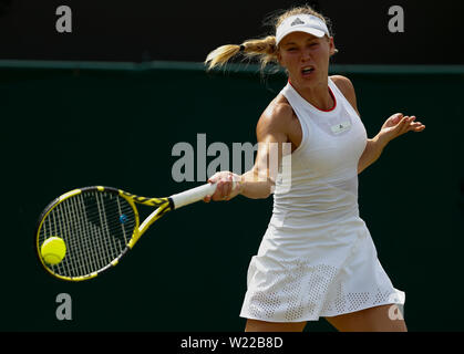 London, Großbritannien. 5. Juli, 2019. Caroline Wozniacki aus Dänemark konkurriert während der Frauen singles dritte Runde mit Zhang Shuai von China 2019 Wimbledon Tennis Championships in London, Großbritannien, am 5. Juli 2019. Credit: Han Yan/Xinhua/Alamy leben Nachrichten Stockfoto