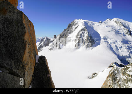 Blick auf den Mont Blanc Massiv in den Französischen Alpen über Chamonix. Frankreich, von der Aiguille du Midi Cable Car Station. Stockfoto