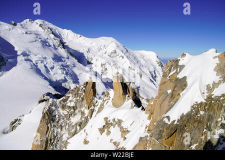 Blick auf den Mont Blanc Massiv in den Französischen Alpen über Chamonix. Frankreich, von der Aiguille du Midi Cable Car Station. Stockfoto