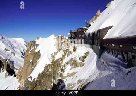 Blick auf den Aiguille du Midi Cable Car Station. Mont Blanc Massiv in den Französischen Alpen über Chamonix. Stockfoto