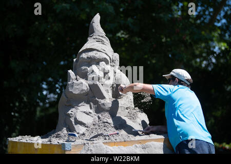 Ludwigsburg, Deutschland. 05. Juli, 2019. Der sand artist Benoit Dutherage arbeitet auf einem Sand Skulptur des'S und Kunst" Ausstellung in der Gartenschau "Blühendes Barock". Sand-Kunst 2019' zeigt sand Figuren von verschiedenen Künstlern von 06. Juli bis 29. August. Credit: Marijan Murat/dpa/Alamy leben Nachrichten Stockfoto