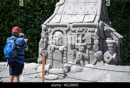 Ludwigsburg, Deutschland. 05. Juli, 2019. Eine Auslegung der Hütte der Hexe aus dem Märchen "Hänsel und Gretel" in einem Sand Skulptur des'S und Kunst" Ausstellung in der Gartenschau "Blühendes Barock" gesehen werden kann. Sand-Kunst 2019' zeigt sand Figuren von verschiedenen Künstlern von 06. Juli bis 29. August. Credit: Marijan Murat/dpa/Alamy leben Nachrichten Stockfoto