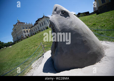 Ludwigsburg, Deutschland. 05. Juli, 2019. Ein Sand Skulptur vom'S und Kunst" Ausstellung in der 'Blühendes Barock' garden Show vor Schloss Ludwigsburg steht. Sand-Kunst 2019' zeigt sand Figuren von verschiedenen Künstlern von 06. Juli bis 29. August. Credit: Marijan Murat/dpa/Alamy leben Nachrichten Stockfoto