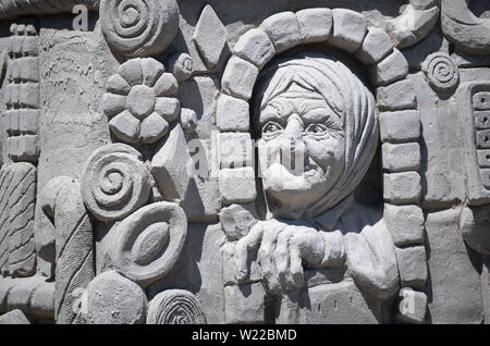 Ludwigsburg, Deutschland. 05. Juli, 2019. Eine Auslegung der Hexe aus dem Märchen "Hänsel und Gretel" in die Gartenschau "Blühendes Barock" gesehen werden kann. Sandkunst 2019' zeigt sand Figuren von verschiedenen Künstlern von 06. Juli bis 29. August. Credit: Marijan Murat/dpa/Alamy leben Nachrichten Stockfoto