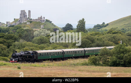 Dampflok BR-Standard Klasse 4 80104, macht es Vergangenheit Corfe Castle, wie es entlang der Swanage Railway in Dorset. Stockfoto