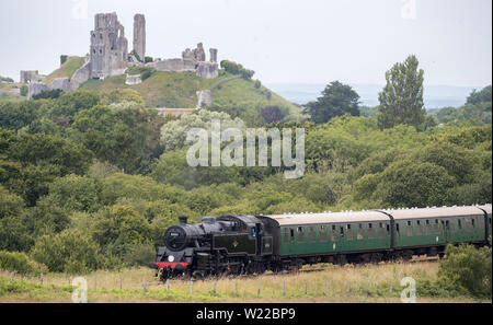 Dampflok BR-Standard Klasse 4 80104, macht es Vergangenheit Corfe Castle, wie es entlang der Swanage Railway in Dorset. Stockfoto
