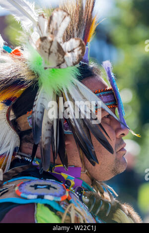 Kanada, Ontario, Saint Catharines, männlichen Aborigines gekleidet in traditionelle Nordamerikanischen Indianer kostüm Tanzen bei einem Pow Wow Stockfoto