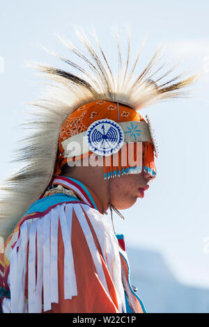 Erste männliche Person Nationen an einem Pow Wow als Tänzer teilnehmen Stockfoto