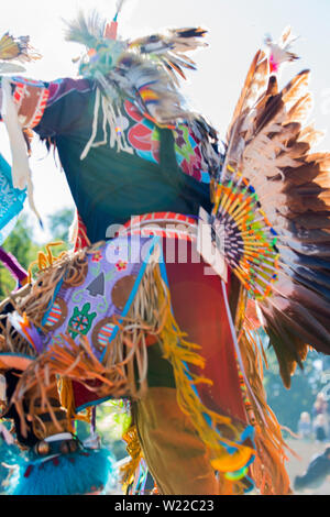 Kanada, Ontario, Saint Catharines, männlichen Aborigines gekleidet in traditionelle Nordamerikanischen Indianer kostüm Tanzen bei einem Pow Wow Stockfoto