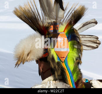 Kanada, Ontario, Saint Catharines, männlichen Aborigines gekleidet in traditionelle Nordamerikanischen Indianer kostüm Tanzen bei einem Pow Wow Stockfoto