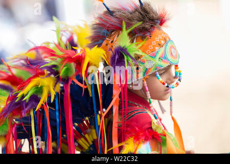 Kanada, Ontario, Saint Catharines, jungen männlichen Aborigines gekleidet in traditionelle Nordamerikanischen Indianer kostüm Tanzen bei einem Pow Wow Stockfoto