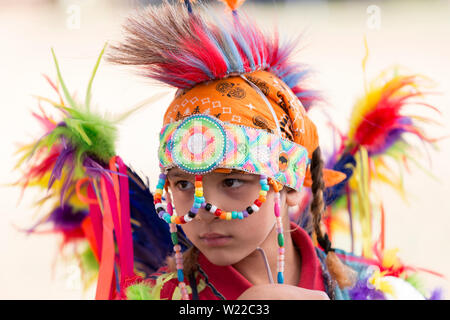 Kanada, Ontario, Saint Catharines, jungen männlichen Aborigines gekleidet in traditionelle Nordamerikanischen Indianer kostüm Tanzen bei einem Pow Wow Stockfoto