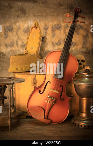 Violine - Stillleben mit einem hölzernen Abbildung Stockfoto