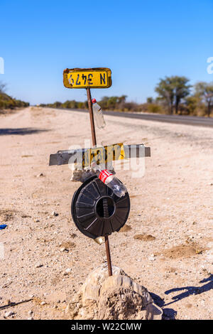 Schilder an der Seite der Straße mit Coca Cola Flaschen, indicaing die Anwesenheit von einem Shop in der Nähe voraus, typisch in Namibia. Stockfoto